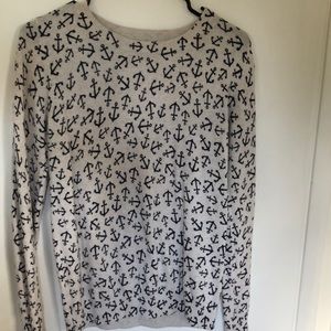 Women’s medium long sleeve sweater.